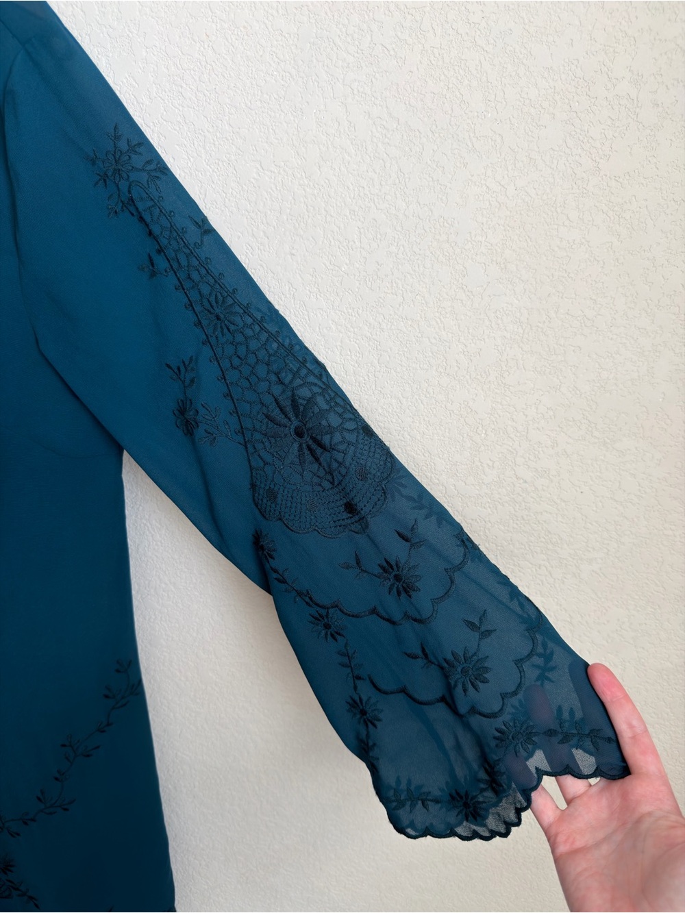 ASTR Embroidered Tonal Shift Mini Dress Large Teal V Neck Open Back 3/4 Sleeve - Picture 4 of 16